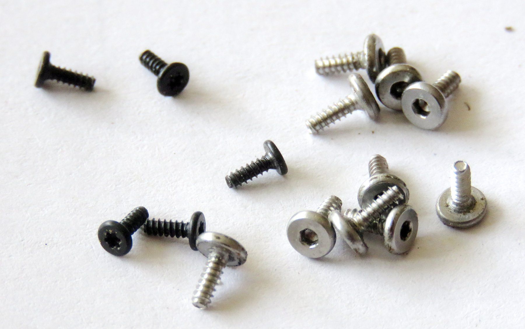 Caterpillar Handys / Smartphones: Caterpillar CAT S40: Schrauben-Set – Neu (gemäss Beschreibung) aus Untersiggenthal von Zarkok