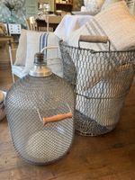 Ballonvase im Metallkorb Mostflasche