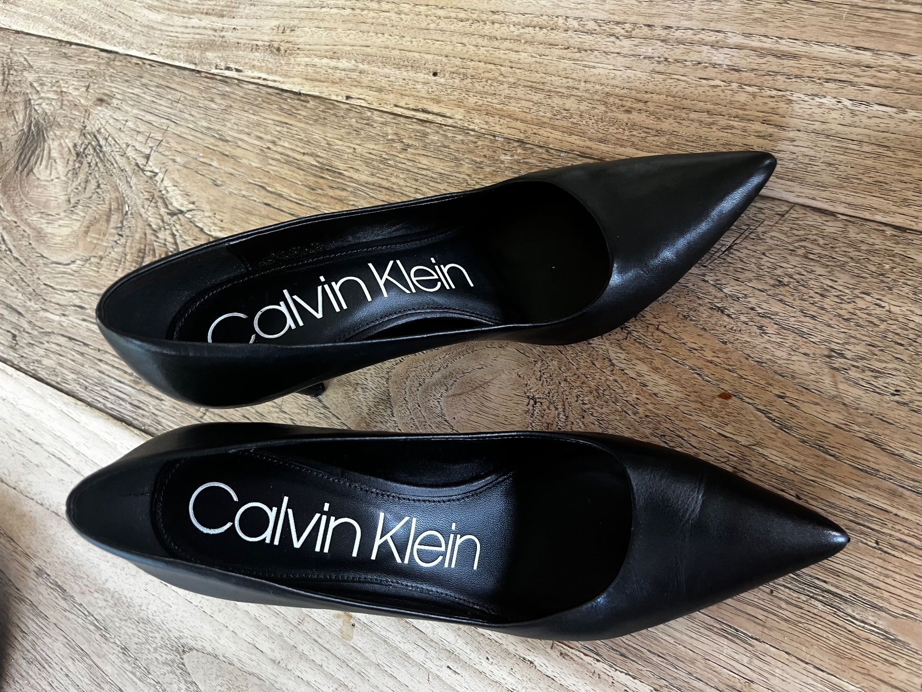 Calvin Klein Chaussures femmes: Schwarze Calvin Klein Pumps – D'occasion à Chur par MarcusinChur 1