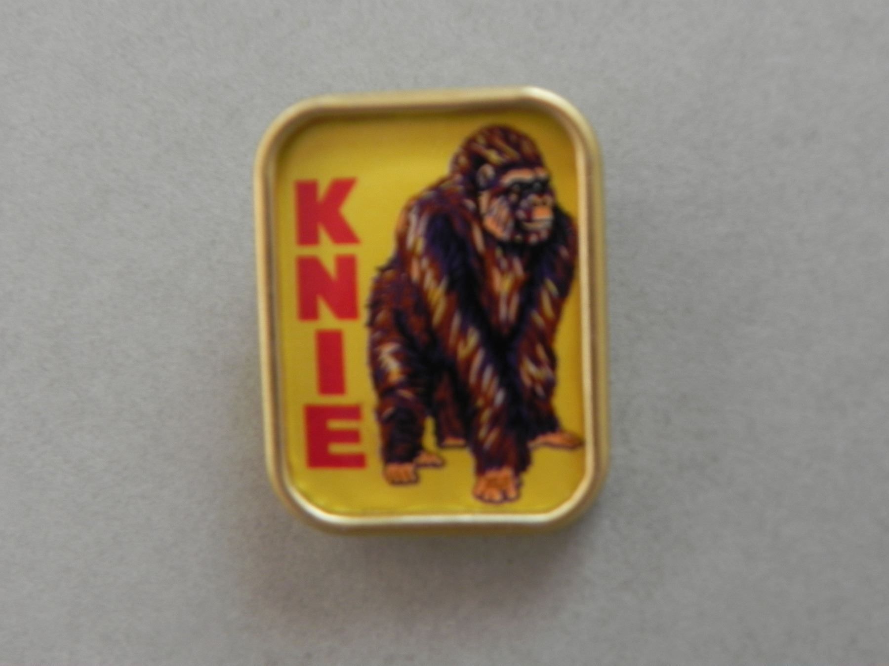 Spille & Fermagli: Circus Zirkus Knie Brosche Broche Abzeichen Affe 1973 – Usato da Siebnen venduto da krimsie