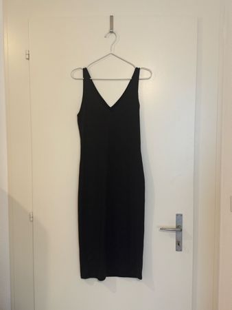 Schwarzes ärmelloses Kleid