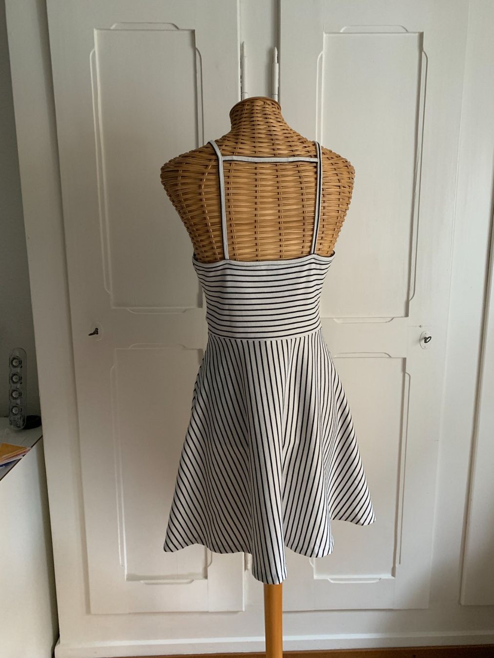 H&M Vestiti: Kleid weiss-schwarz gestreift - 38 – Usato da Zürich venduto da Diazaio 2