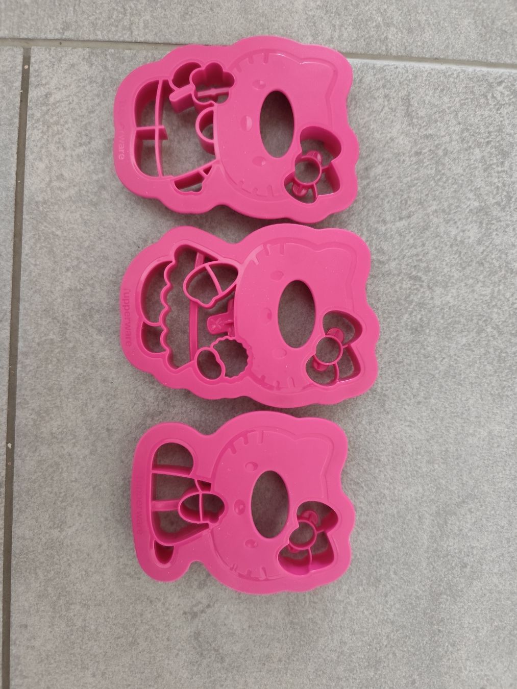 Tupperware Moules à gâteaux: Hello Kitty Ausstecher – D'occasion à Kerzers par sb_12 1