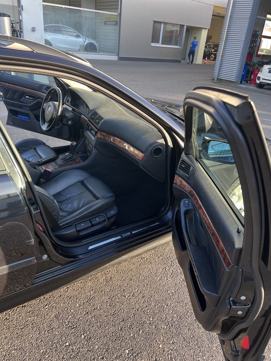 BMW Automobili: BMW 528i E39 Touring schwarz – Usato da Laufen venduto da andsan 3