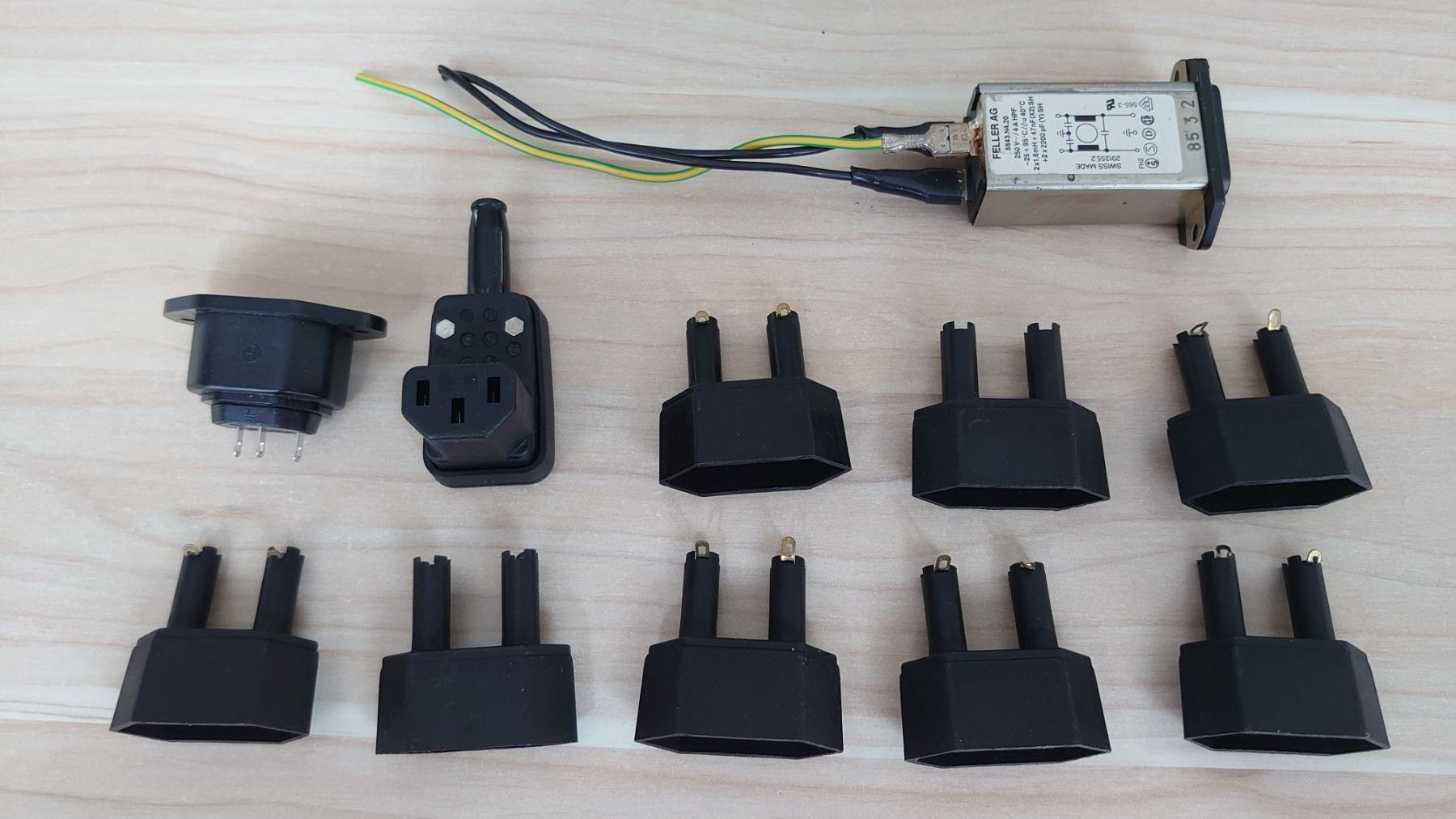 Componenti elettronici: Diverse Netzeingangsbuchsen und Stecker – Usato da Pfäffikon SZ venduto da Wild0