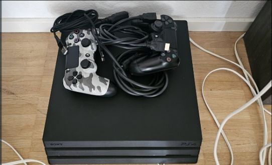 Sony Console: PS4 Pro – 2 Controllers – Usato da Basel venduto da Alexander_Hofmann