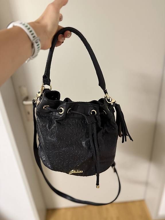 Guess Taschen für Damen: GUESS Beuteltasche Schwarz mit Logo – Gebraucht aus Schlieren von pde_l8td 1