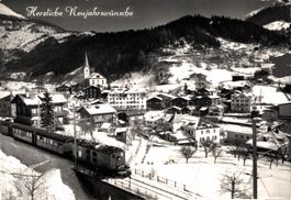 Herzliche Neujahrswünsche. Fiesch mit Zug der RHB