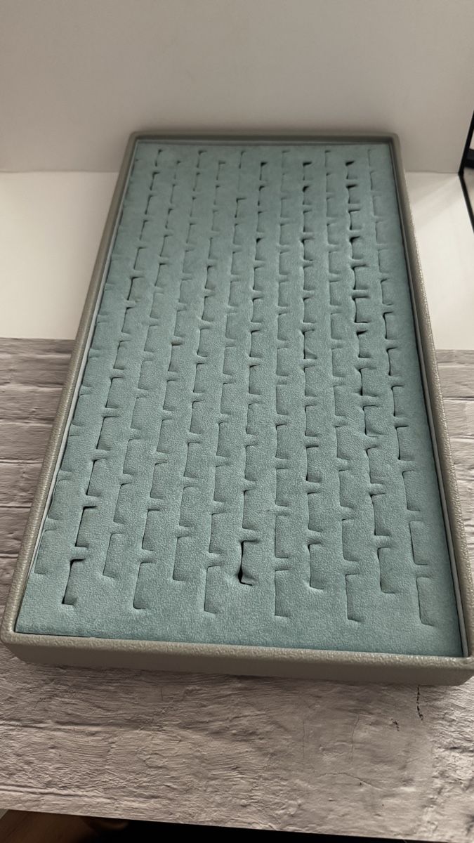 Vitrinen: Grosses, elegantes Ringe-Display hellblau grau – Neu (gemäss Beschreibung) aus Muttenz von einfach-schoen