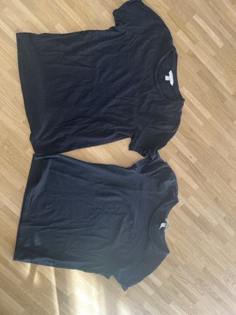 Zwei Damen T-Shirts schwarz