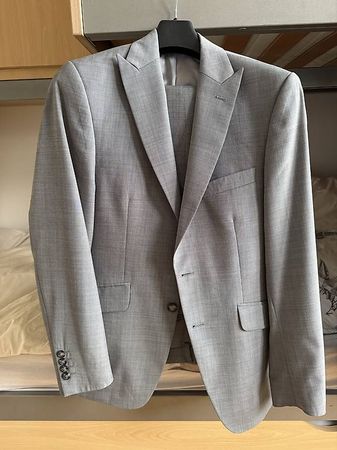 2 Costumes Homme (1x noir) & (1 x gris)
