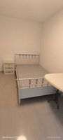 Kinderzimmer mit Schrank, Pult, Bett, Nachttisch in Grün