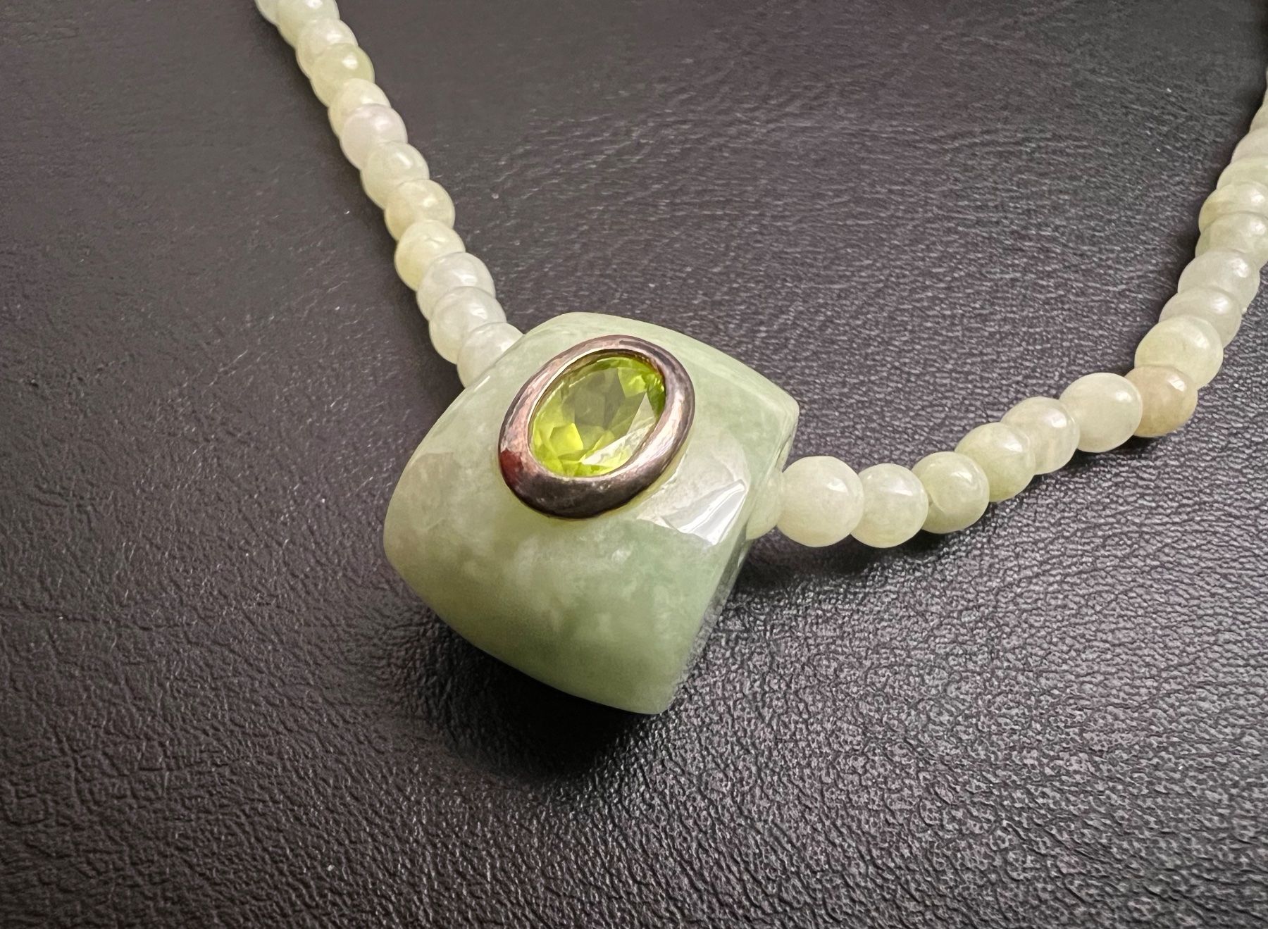 Catenine: Halskette aus Jade mit Peridot-Anhänger – Usato da Thalheim AG venduto da Cox-51 1