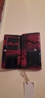 Portefeuille femme en cuir d'imitation rouge et noir.