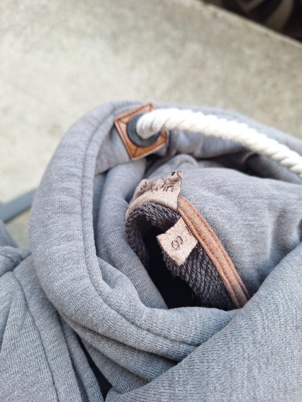 Naketano Maglioni & Felpe: Kapuzenpullover Naketano grau Grösse S getragen  – Usato da Kandersteg venduto da Zwiepi 2