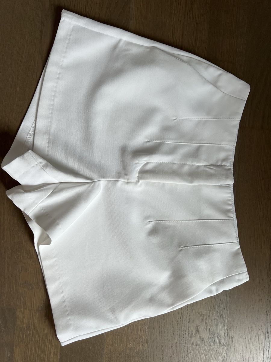 Pantaloni: Weisse Shorts – Usato da Kriens venduto da Krienserin_T 2