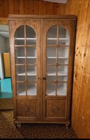 Vitrine Holz braun mit Glastüren und Einlegeböden
