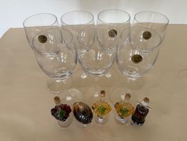 7 Weinglaesser mit 5 Miniatur-Dekoflaschen Traubenmotiv