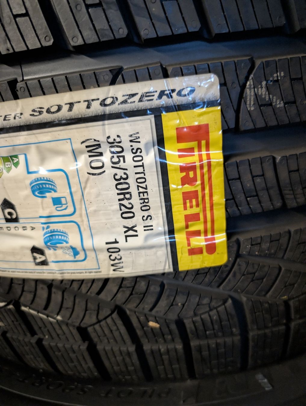 Pirelli Pneumatici & Ruote complete: 305/30/20 Winterreifen – Nuovo e nell'imballaggio originale da Dürrenäsch venduto da Pneu-Idris 2