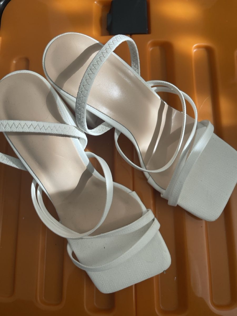 Scarpe da donna: Weisse Sandaletten mit Blockabsatz – Usato da Selzach venduto da Giusi400
