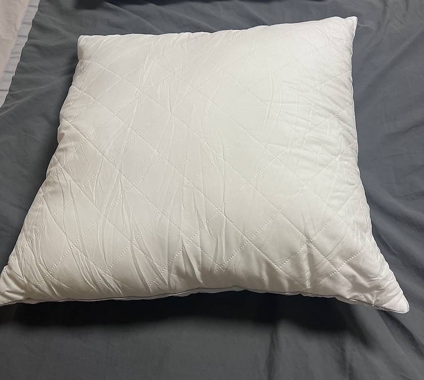 Cuscini: Oreiller 65x65 – Usato da Cugy FR venduto da mcm_c89l