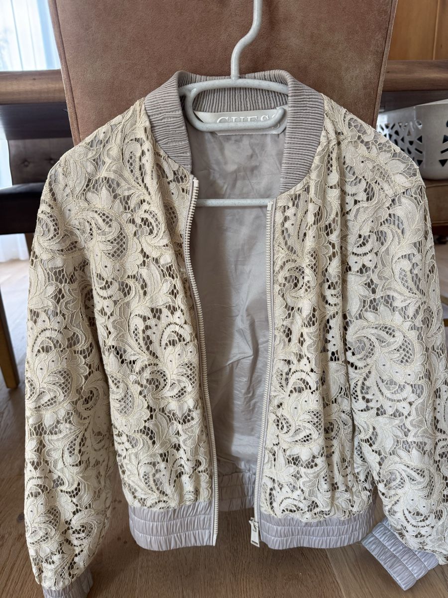 Guess Lotti di vestiti: Guess Blouson mit Guess Jeans – Usato da Hornussen venduto da Regeboge77 4