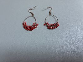 Boucles d oreilles créoles avec perles rouges