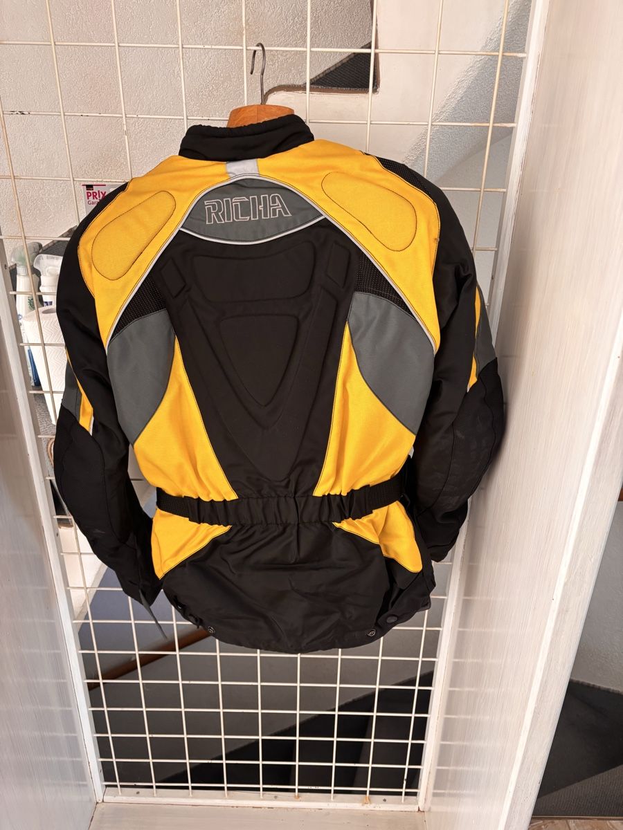 Lotti di vestiti: Motorradjacke mit Hose – Usato da Wettingen venduto da jen_6m7h 5
