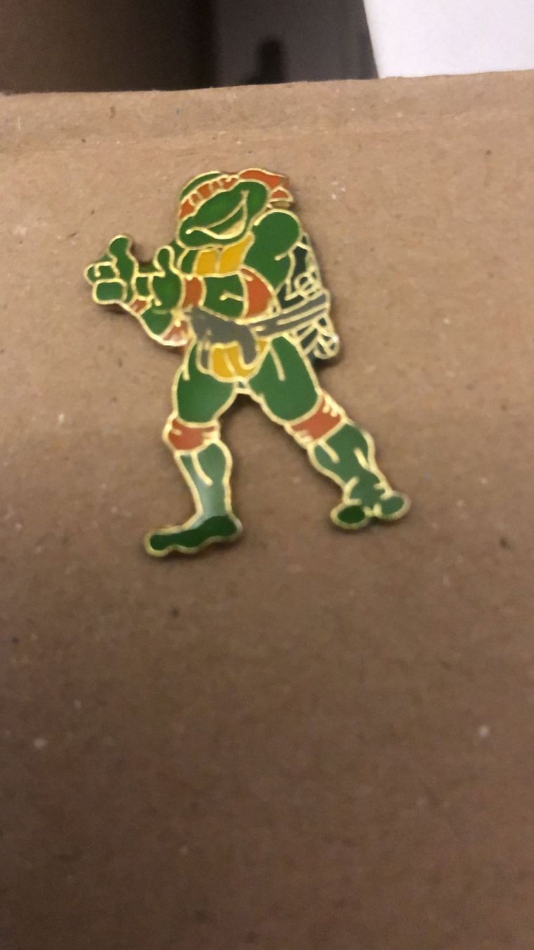Placchette & Badge: Vends Pins Michelangelo tortue ninja – Usato da Corpataux venduto da pfi_27t6