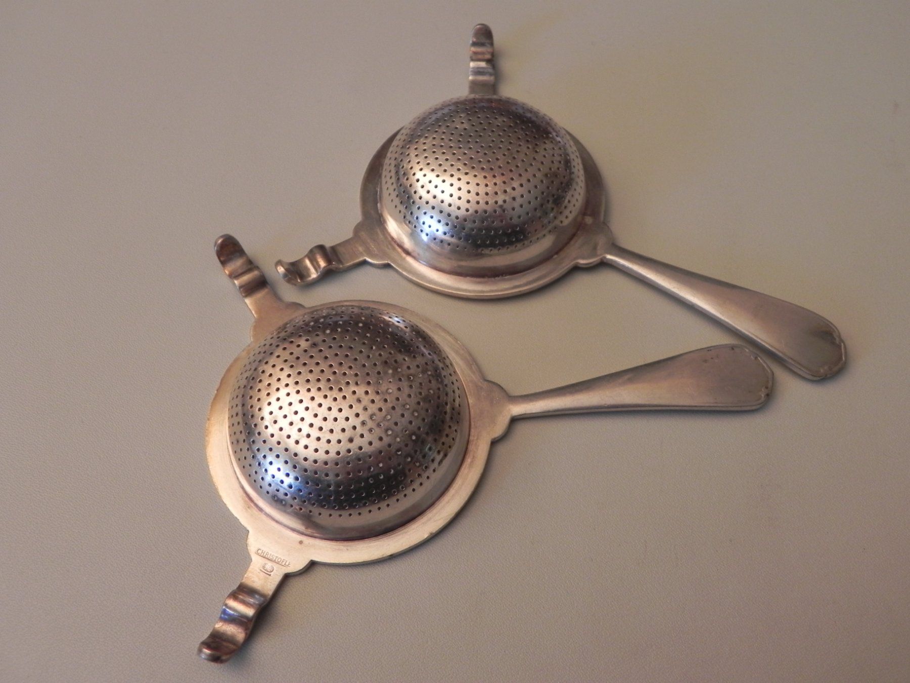 Christofle Set di piatti: 2 Teesieb/Teefilter CHRISTOFLE Paris – Usato da Minusio venduto da Lory64 3
