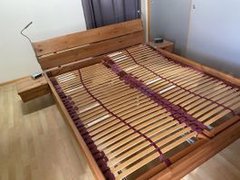 Doppelbett Holz mit zwei Lattenrosten, akzeptabel