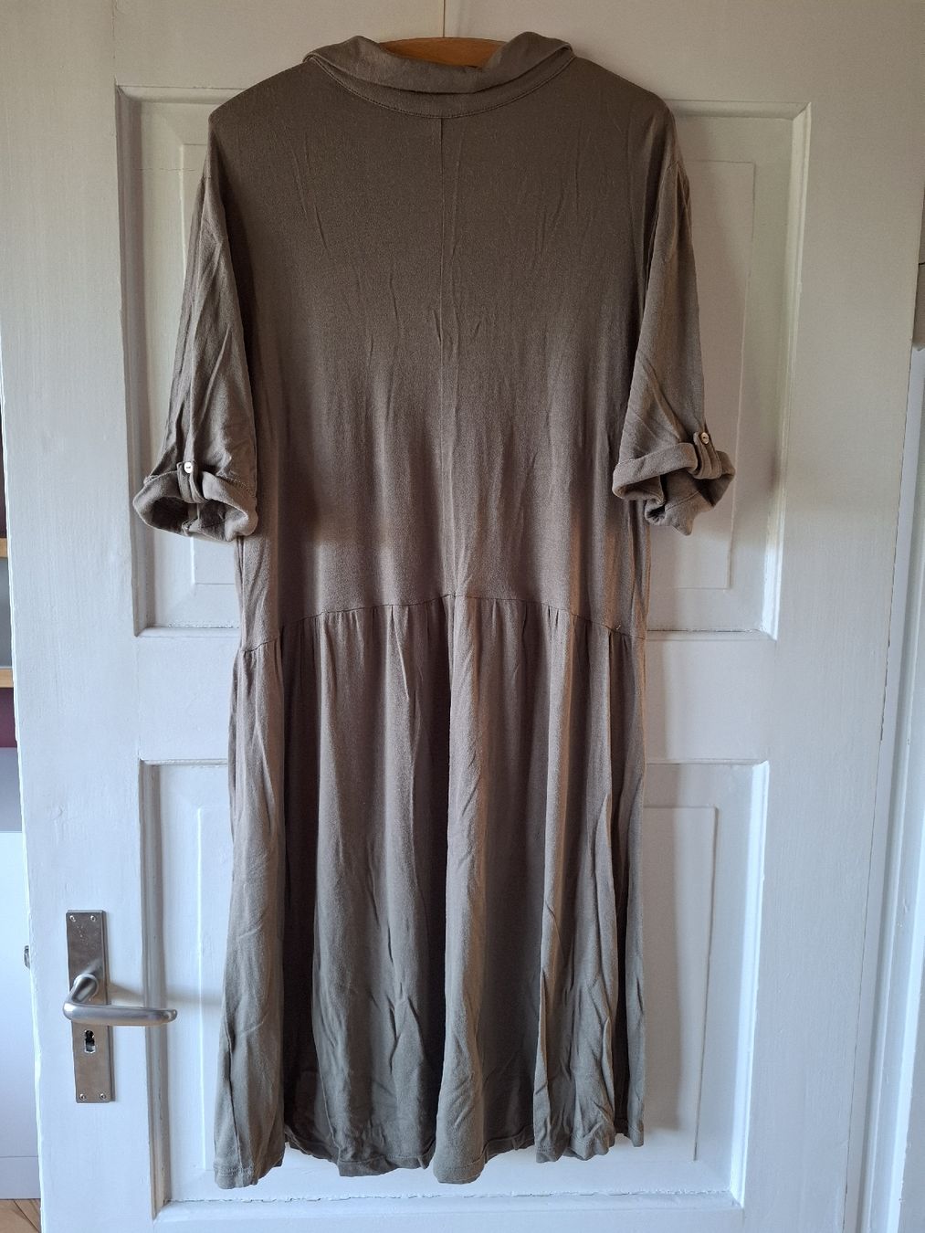 Kleider: Kleid Khaki 100% Viskose L – Gebraucht aus Ennetbaden von Rosen1 1