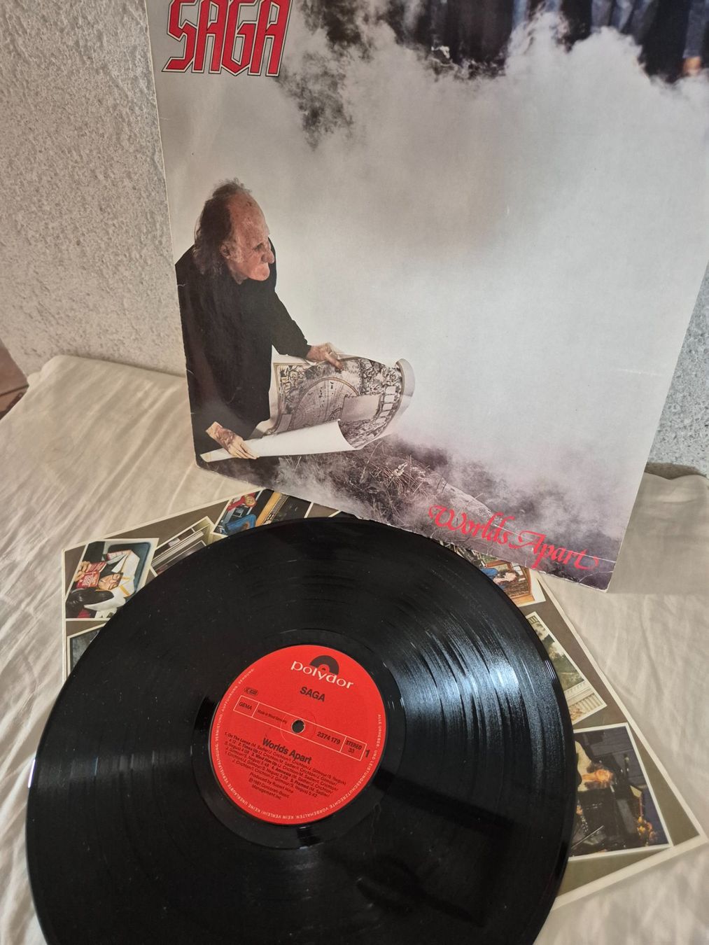 Dischi in vinile: SAGA - WORLDS APART (1981) – Usato da Aldesago venduto da rug_9jtb