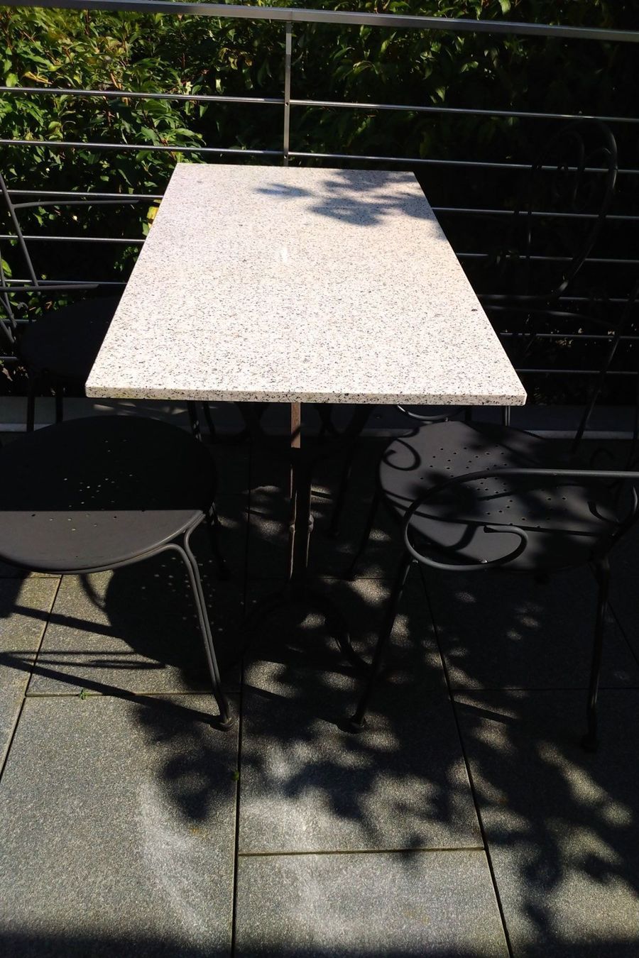 Tables: Bistrotisch aus Marmor mit Stuehlen – D'occasion à Altendorf par Schmalbrust
