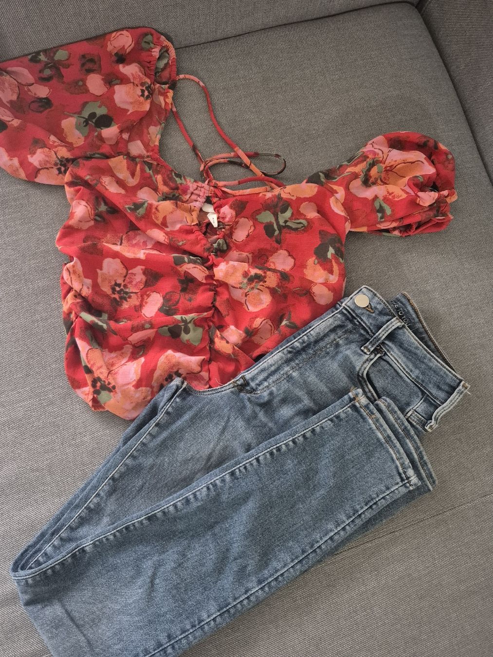 H&M Lotti di vestiti: ensemble H&M blouse XS/S jeans 34/36 – Usato da St-Pierre-Clages venduto da _RV 1