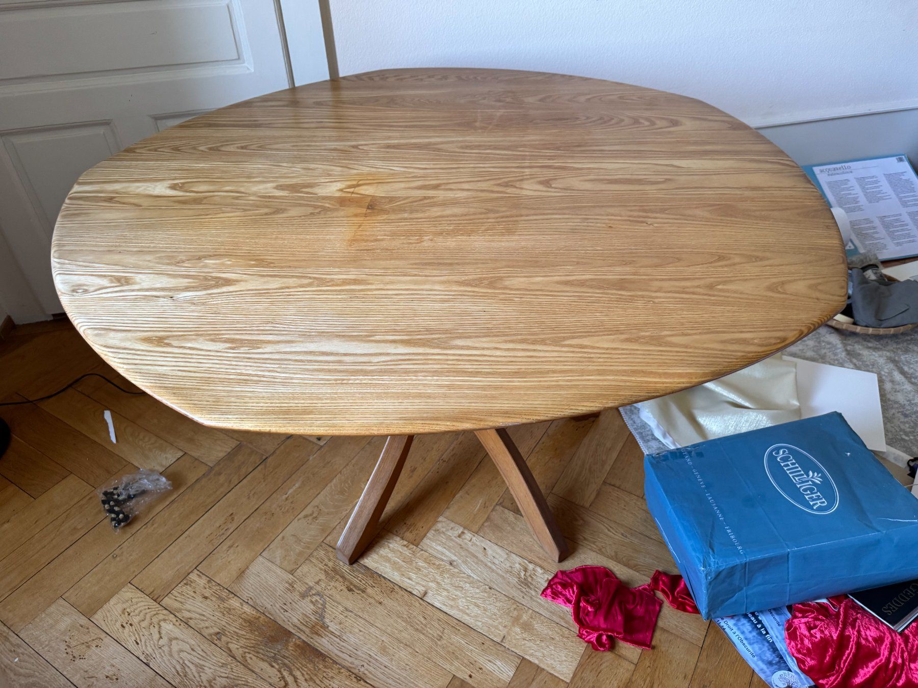 Tischset: TABLE AVEC 4 CHAISES ET COMMODE TROIS PORTE EN BOIS D'ORME – Gebraucht aus Morges von argento.oro.65