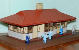 Spur 0 Station / Bahnhof mit 5 Figuren, Fertigbau 33x20x15cm