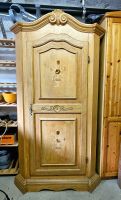 Bauernschrank mit Intarsien
