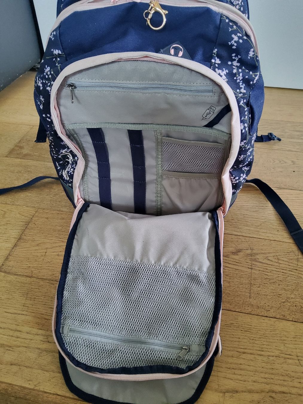 Satch Kindertaschen: Satch Schulrucksack blau mit Blumenmuster – Gebraucht aus Hinwil von Nabe1 3