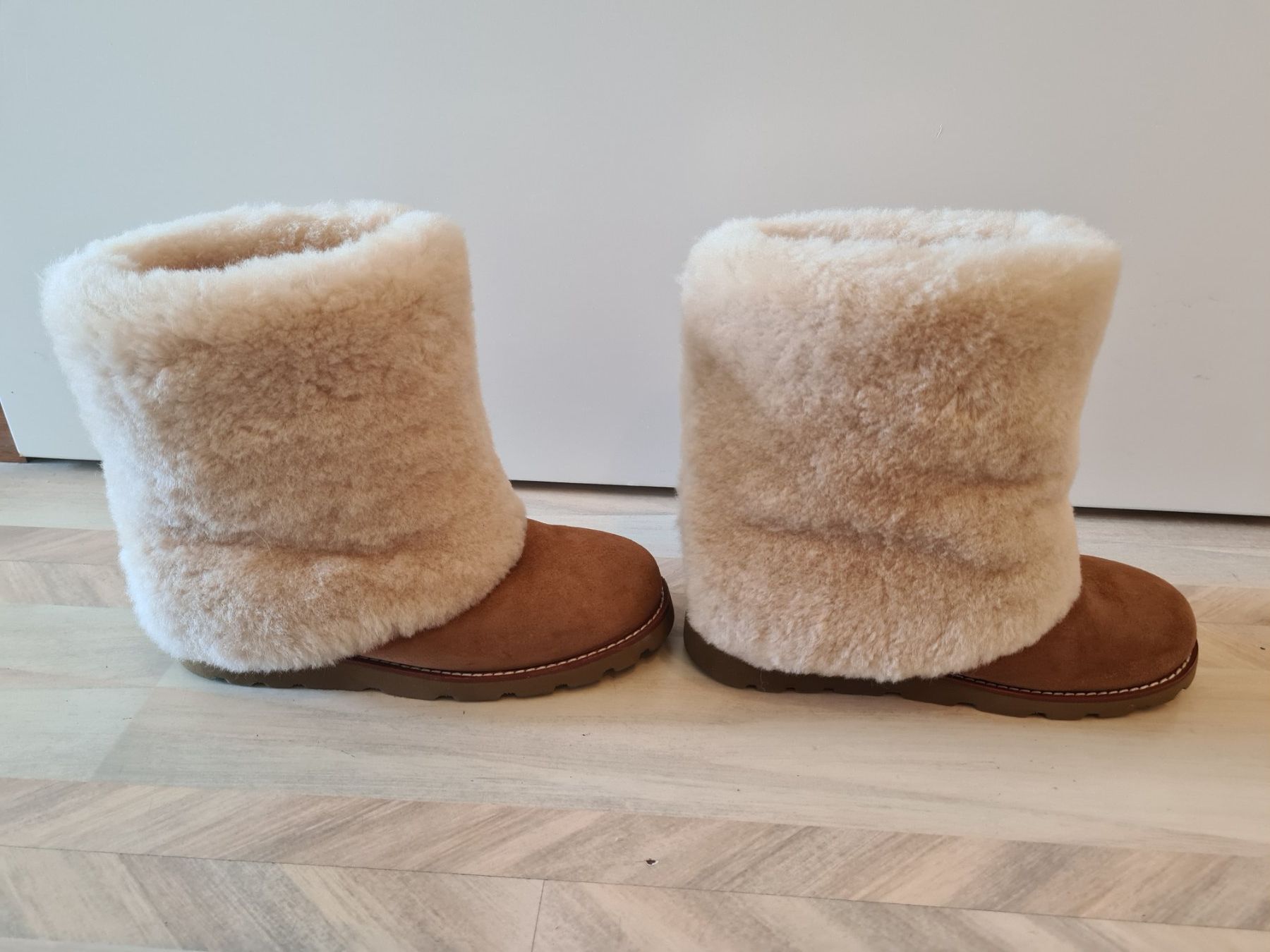Ugg Scarpe da uomo: Ungetragene Lammfell Winterstiefel Stiefel Gr. 38 UGG – Nuovo (secondo la descrizione) da Lyss venduto da Nordlicht_03 1
