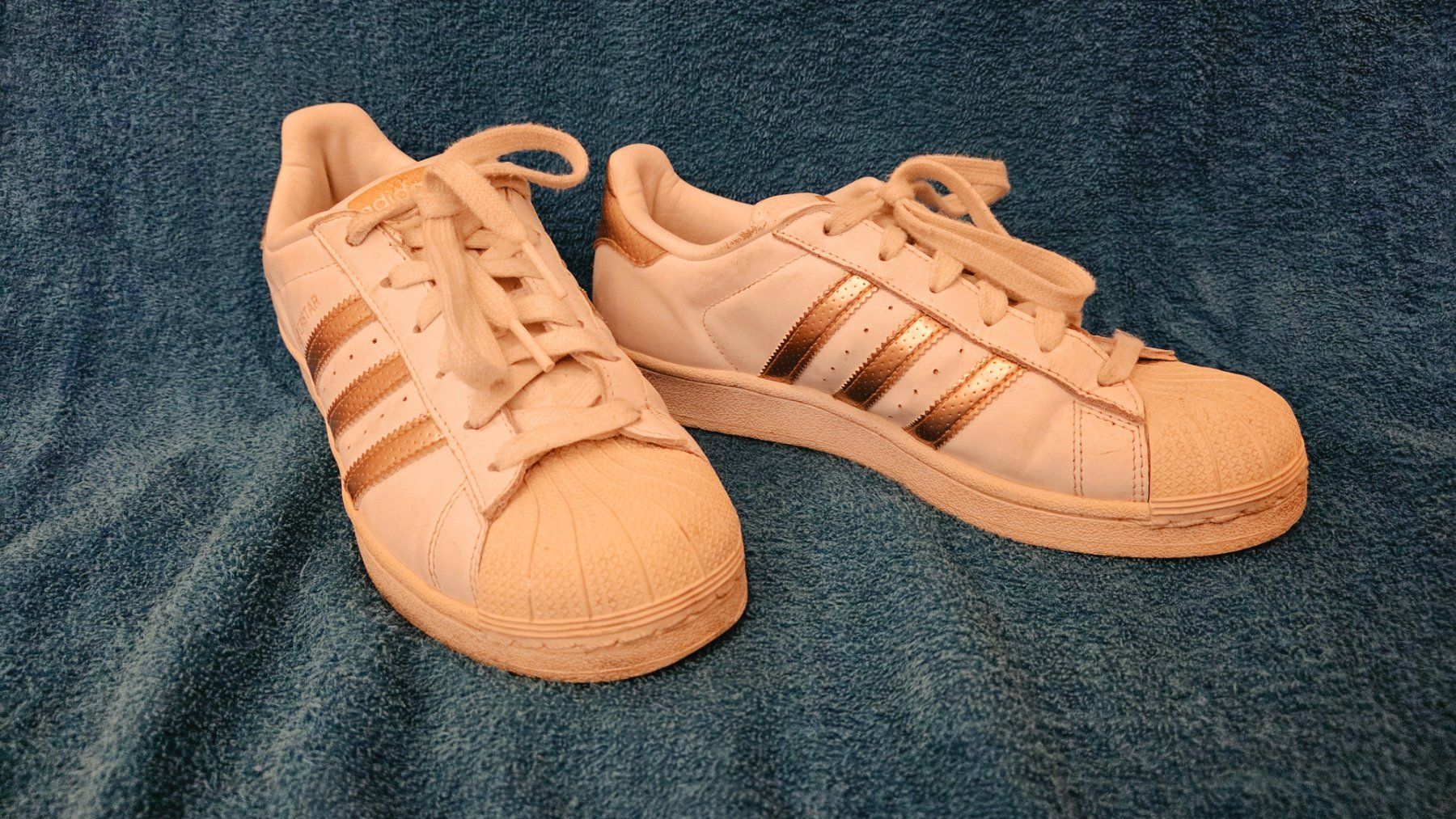 Adidas Damenschuhe: Adidas Superstar Schuhe Weiss/Gold – Gebraucht aus Jona von Zaskar95