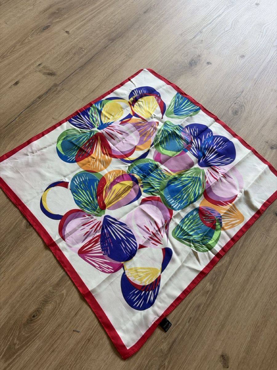 Tessuti: Seidentuch bunt Blumenmuster guter Zustand – Usato da Vorderthal venduto da Diethelm8853