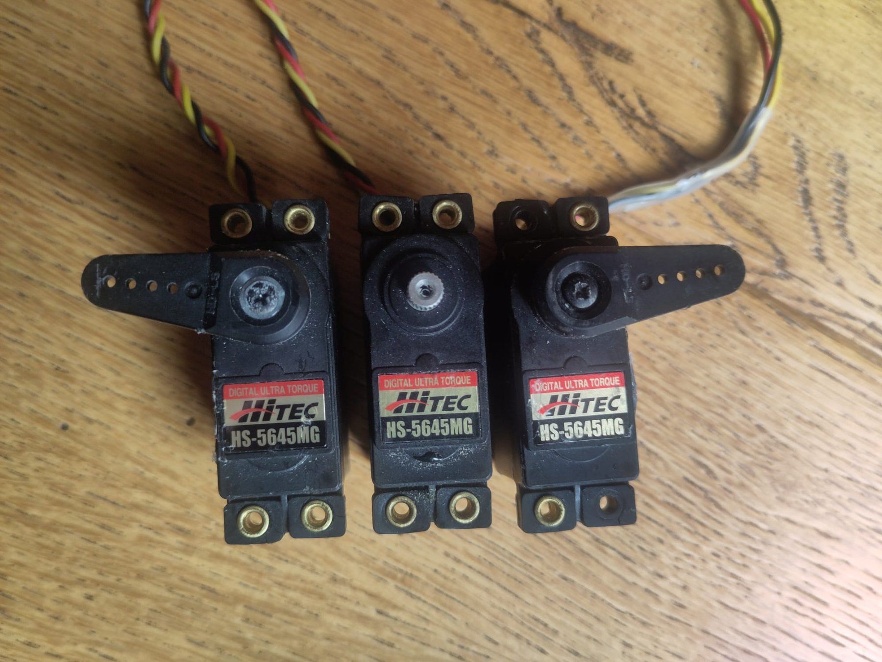 Modellismo RC: 3x Servos Hitec HS-5645MG – Usato da Vevey venduto da Thomas0141 1