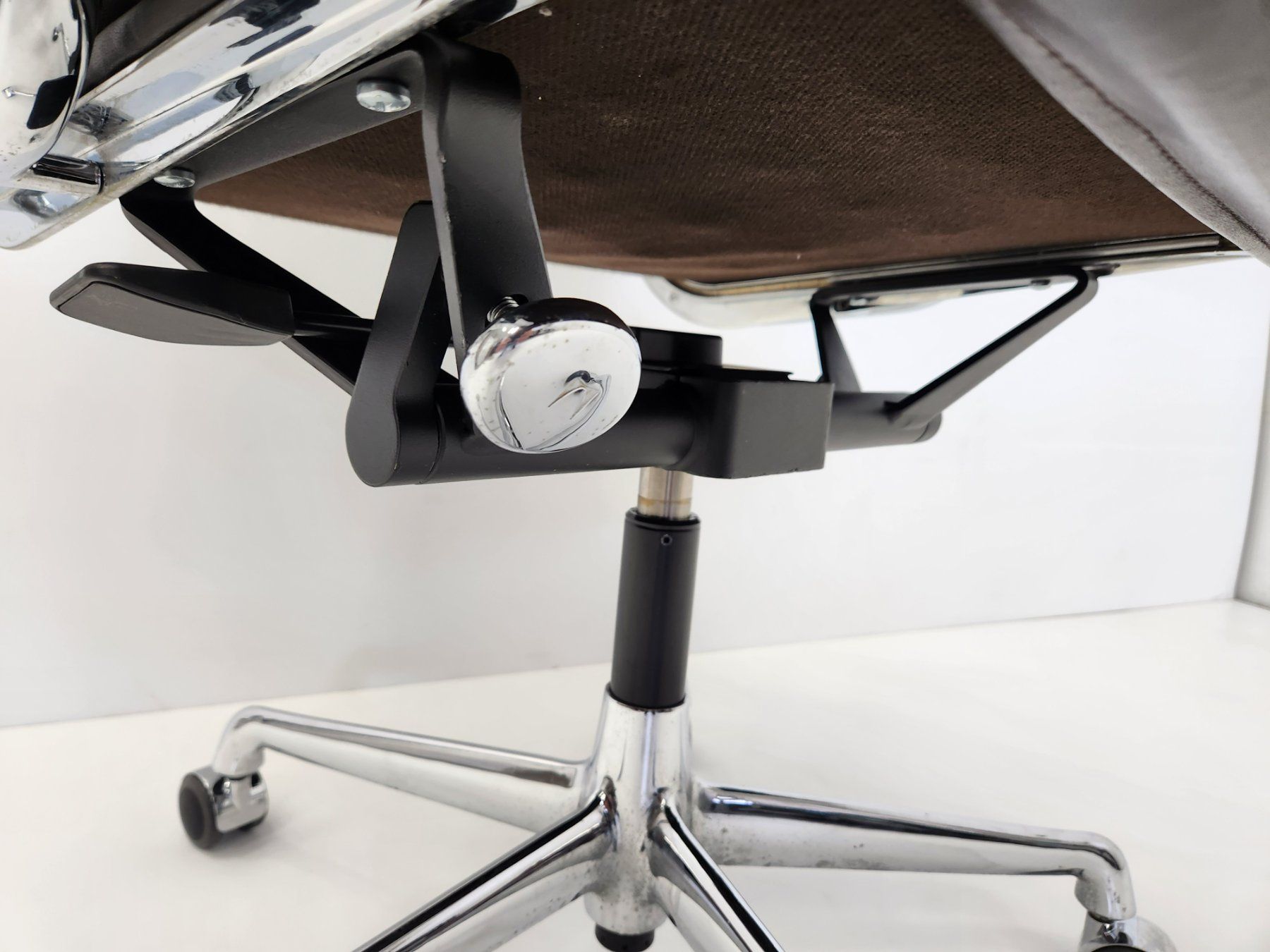 Vitra Sedie: Vitra Soft Pad EA219 Leder chocolate – Usato da Bad Zurzach venduto da QLASSIQ 9