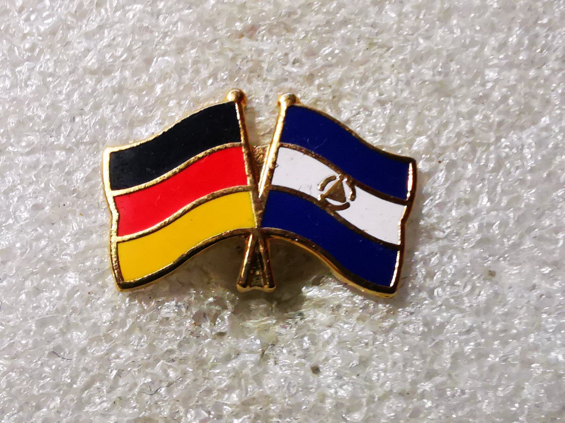 Placchette & Badge: Ansteckpin 85: Flaggen – Usato da Oppligen venduto da Pin-Fall-Shop