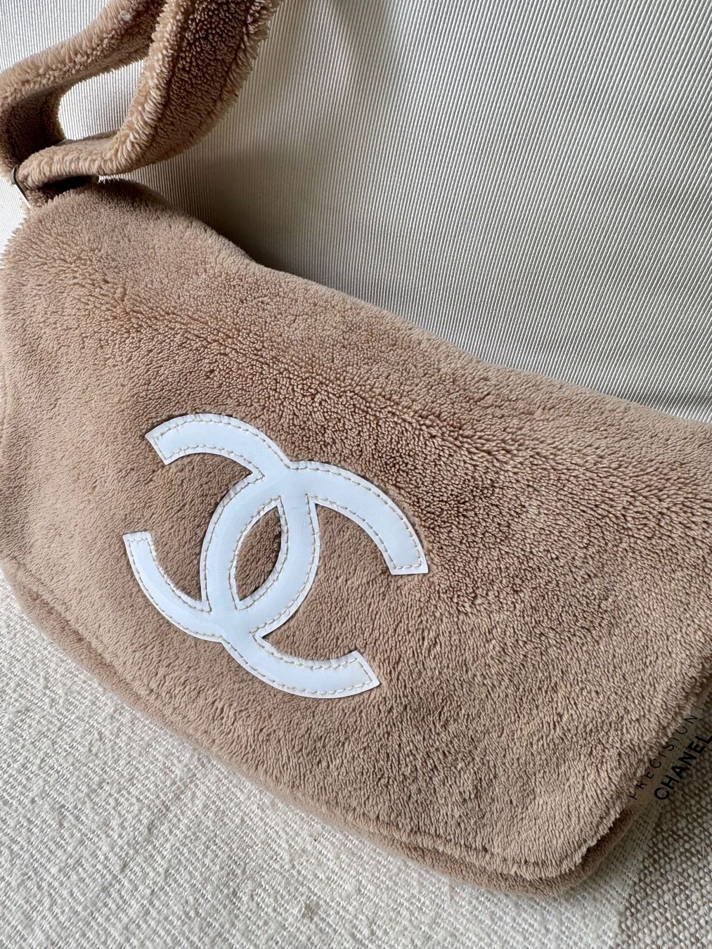 Chanel Borse da donna: Flauschige Schultertasche von Chanel – Usato da zürich venduto da Bailey17 7