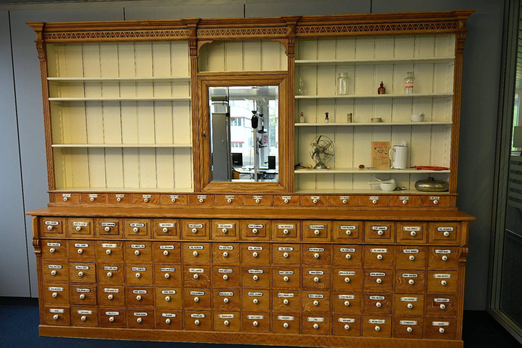 Armadi: Apotheker-Schrank antik (ca. 1890) – Usato da Walchwil venduto da buywithmats
