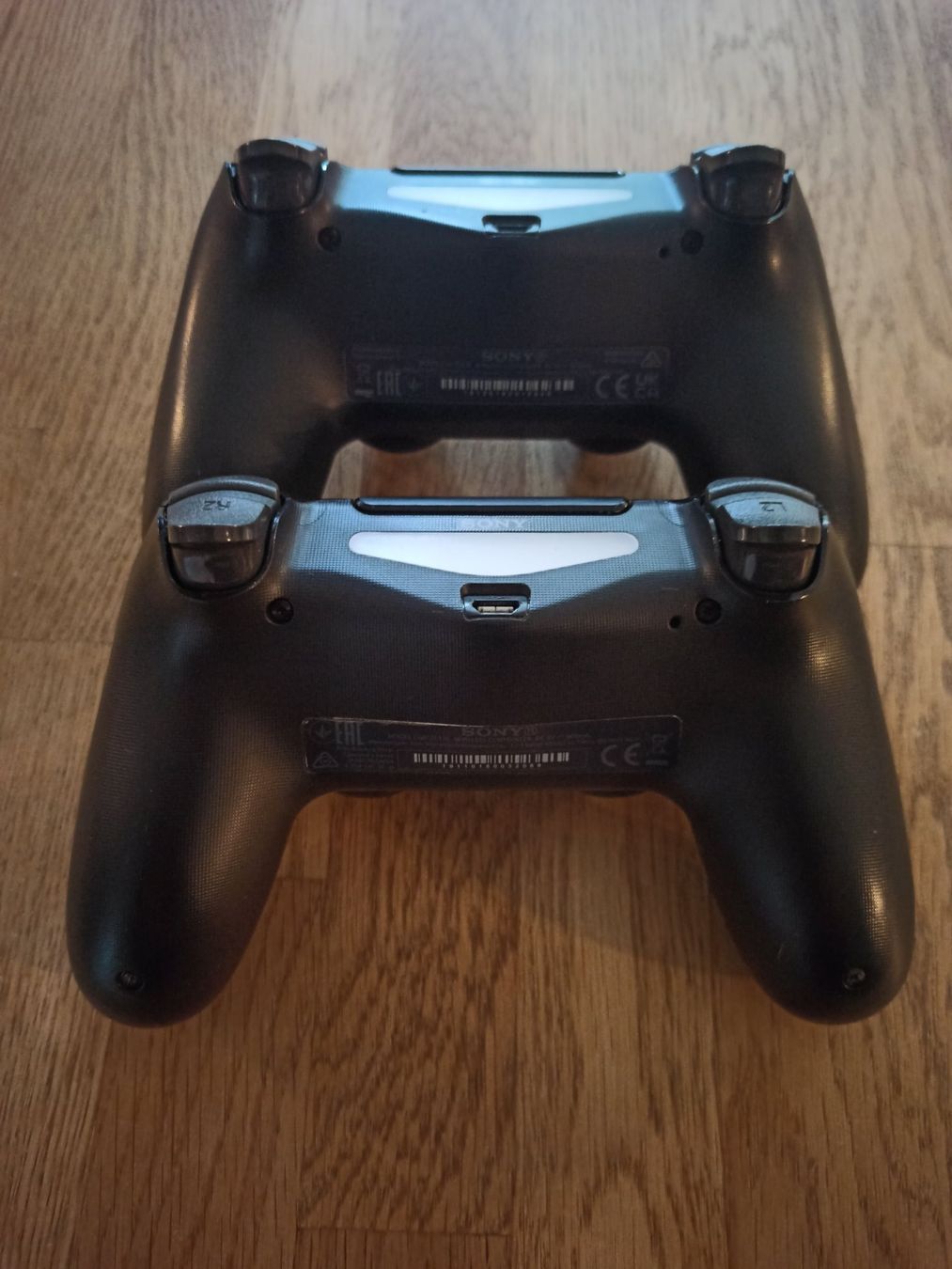 Controller: 2 x Original Controller Sony PS4 Wireless DualShock 4 V2 TOP – Usato da Oberweningen venduto da mar_87mx 7