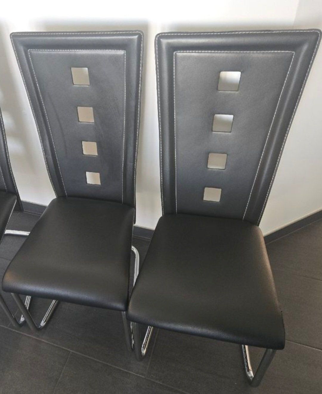 Stühle: ZU VERSCHENKEN!!! Stühle aus schwarzem Kunstleder. – Gebraucht aus Binningen von a_b_7x2x