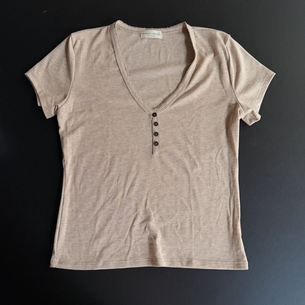 Top: 2 basic beige & white tops – Usato da Schaffhausen venduto da nuhcyar 1